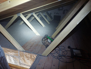 Zateplení stropu rodinného domu pomocí foukané izolace